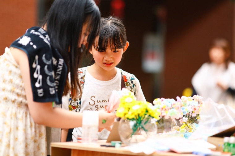 お花屋さんのブースで接客をしている子どもたち