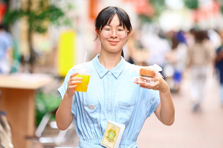 自分でかせいだお金で買ったジュースとおやつを持つ子ども