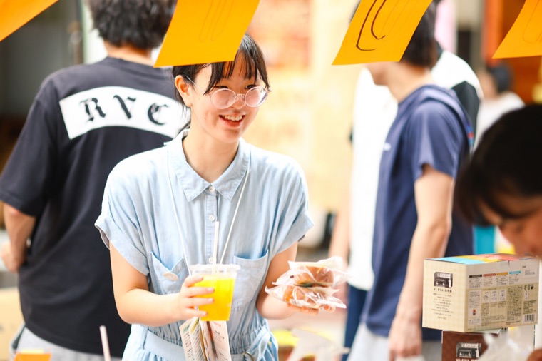 まちのお店で買いものをした子ども